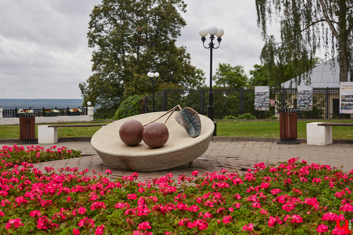 Вы уже составили программу развлечений на лето? Если нет, сохраняйте нашу статью, чтобы не пропустить самые яркие фестивали. А их в этом сезоне ожидается много. Перечислить все не беремся, расскажем про самые масштабные: от музыкальных экспедиций до рыцарских турниров.