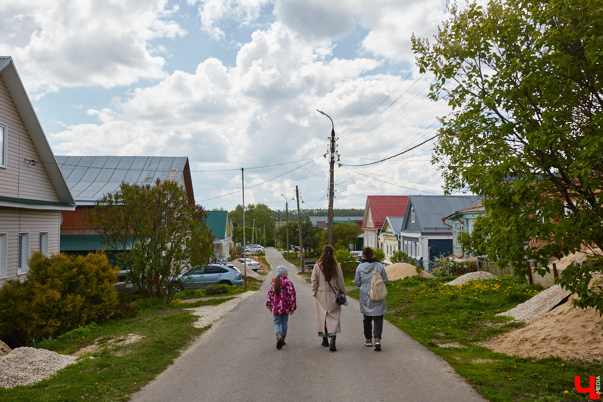 Близ Владимира находится село Суромна. Дойти до него можно пешком, совместив приятную прогулку с полезной экскурсией краеведа. Этот живописный уголок с богатейшей историей определенно достоин внимания, и «Ключ-Медиа» прошелся по старинным улочкам вместе с местной активисткой Жанной Солнцевой.