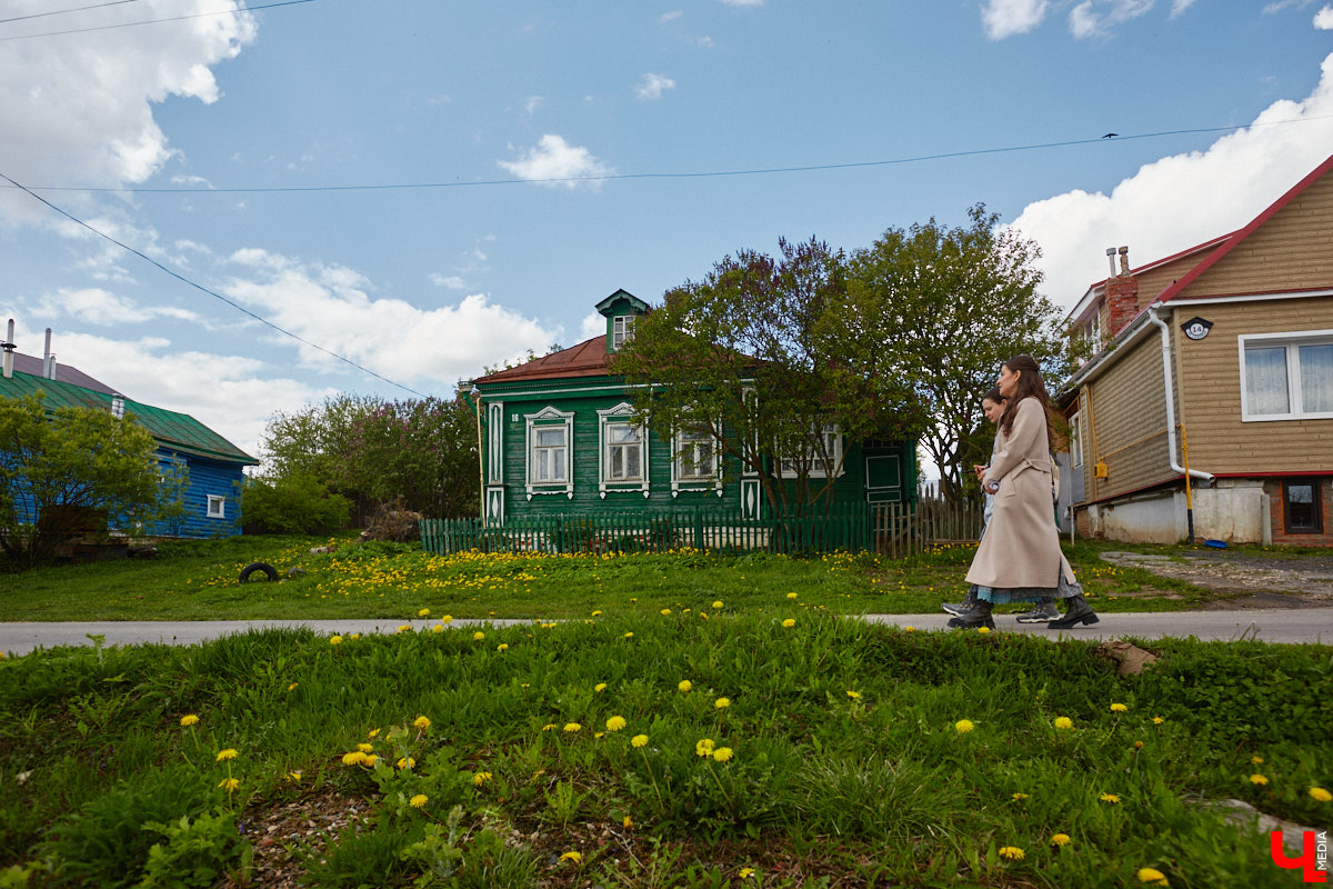 Близ Владимира находится село Суромна. Дойти до него можно пешком, совместив приятную прогулку с полезной экскурсией краеведа. Этот живописный уголок с богатейшей историей определенно достоин внимания, и «Ключ-Медиа» прошелся по старинным улочкам вместе с местной активисткой Жанной Солнцевой.