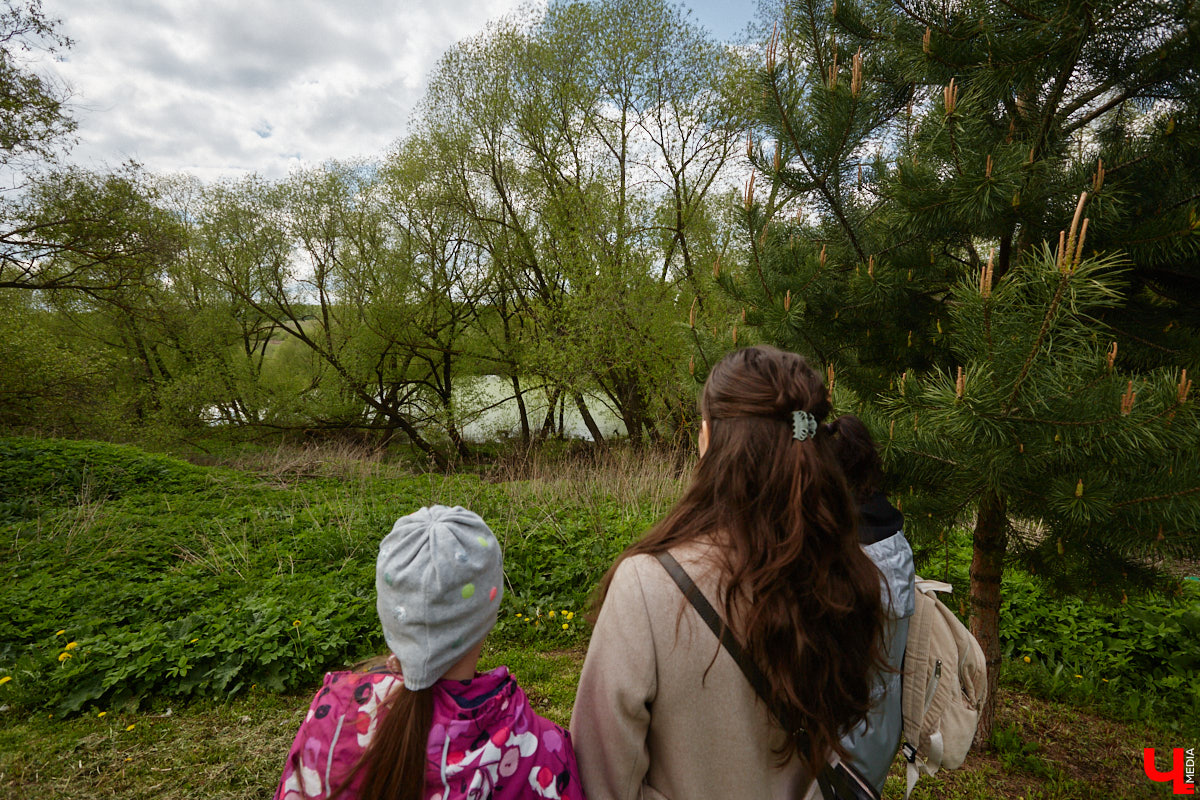 Близ Владимира находится село Суромна. Дойти до него можно пешком, совместив приятную прогулку с полезной экскурсией краеведа. Этот живописный уголок с богатейшей историей определенно достоин внимания, и «Ключ-Медиа» прошелся по старинным улочкам вместе с местной активисткой Жанной Солнцевой.