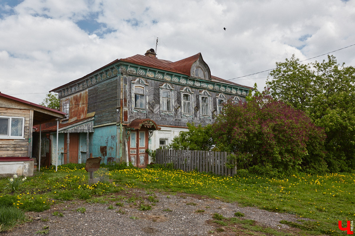 Близ Владимира находится село Суромна. Дойти до него можно пешком, совместив приятную прогулку с полезной экскурсией краеведа. Этот живописный уголок с богатейшей историей определенно достоин внимания, и «Ключ-Медиа» прошелся по старинным улочкам вместе с местной активисткой Жанной Солнцевой.