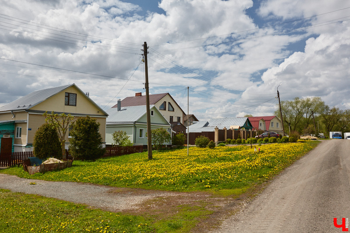 Близ Владимира находится село Суромна. Дойти до него можно пешком, совместив приятную прогулку с полезной экскурсией краеведа. Этот живописный уголок с богатейшей историей определенно достоин внимания, и «Ключ-Медиа» прошелся по старинным улочкам вместе с местной активисткой Жанной Солнцевой.