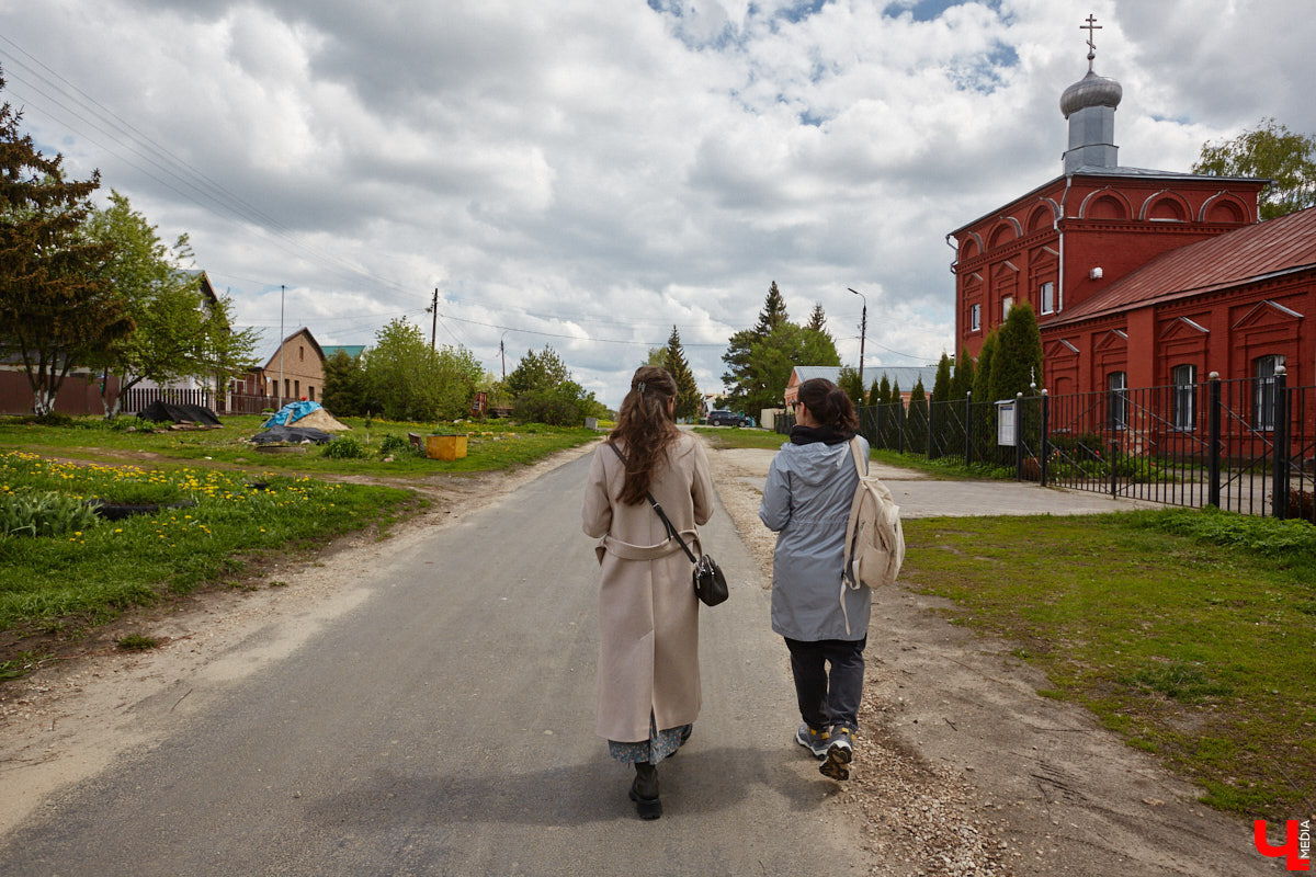Близ Владимира находится село Суромна. Дойти до него можно пешком, совместив приятную прогулку с полезной экскурсией краеведа. Этот живописный уголок с богатейшей историей определенно достоин внимания, и «Ключ-Медиа» прошелся по старинным улочкам вместе с местной активисткой Жанной Солнцевой.