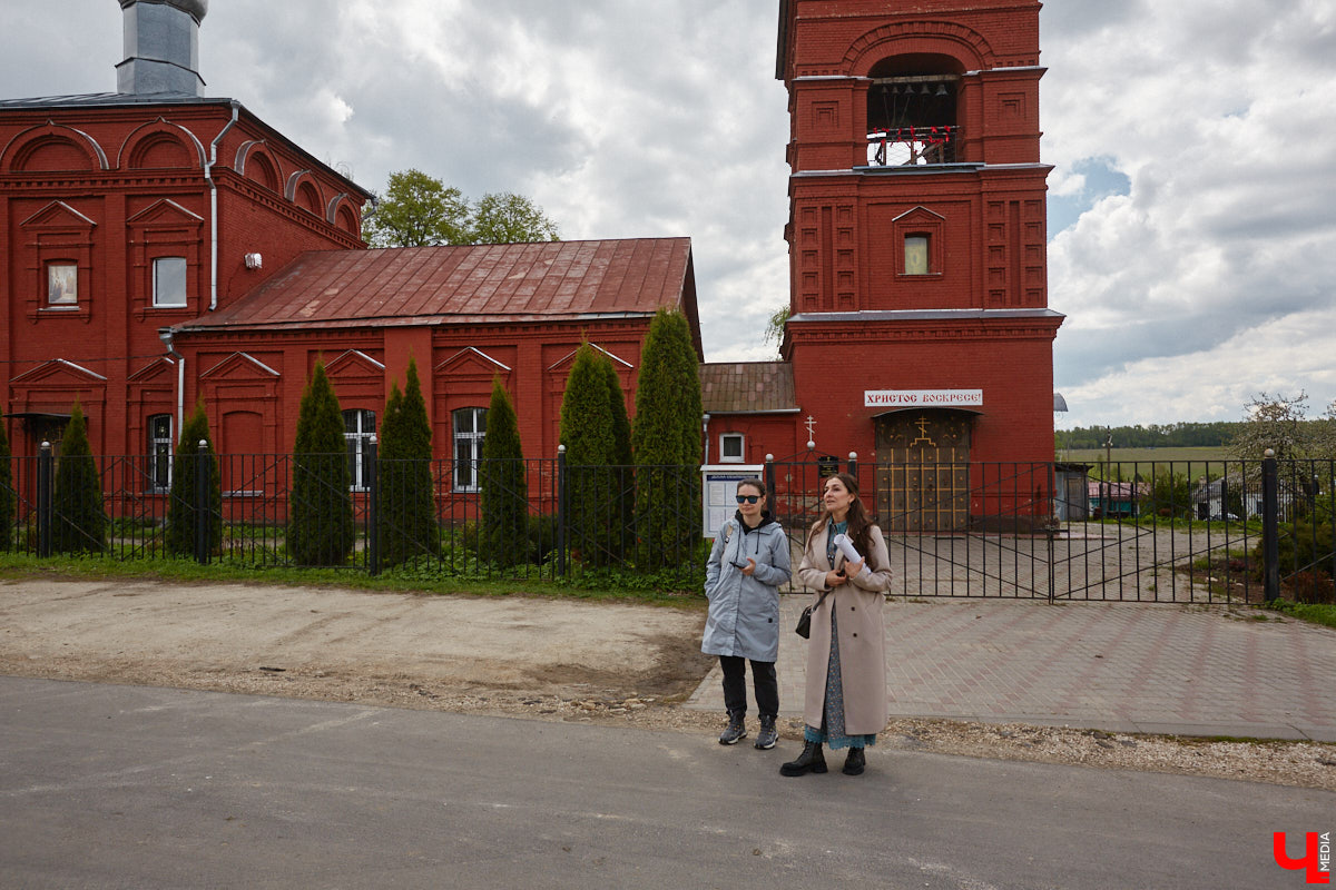 Близ Владимира находится село Суромна. Дойти до него можно пешком, совместив приятную прогулку с полезной экскурсией краеведа. Этот живописный уголок с богатейшей историей определенно достоин внимания, и «Ключ-Медиа» прошелся по старинным улочкам вместе с местной активисткой Жанной Солнцевой.