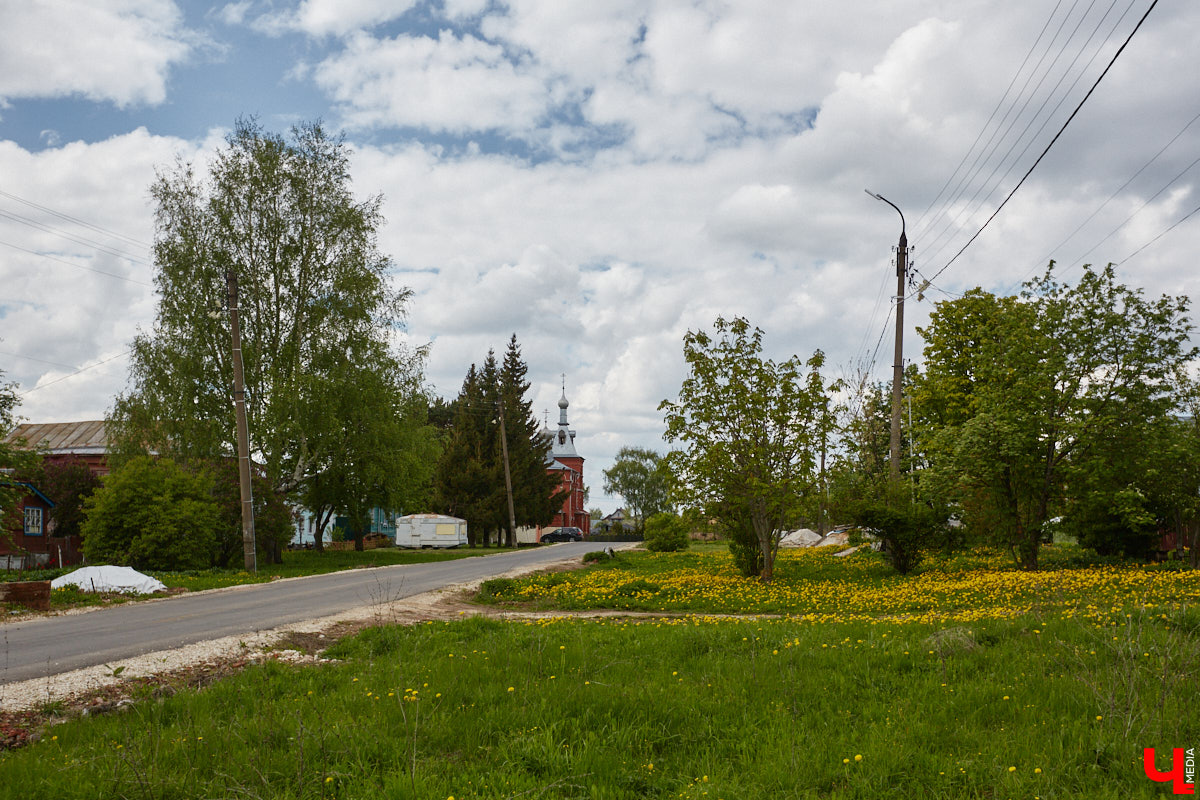 Близ Владимира находится село Суромна. Дойти до него можно пешком, совместив приятную прогулку с полезной экскурсией краеведа. Этот живописный уголок с богатейшей историей определенно достоин внимания, и «Ключ-Медиа» прошелся по старинным улочкам вместе с местной активисткой Жанной Солнцевой.