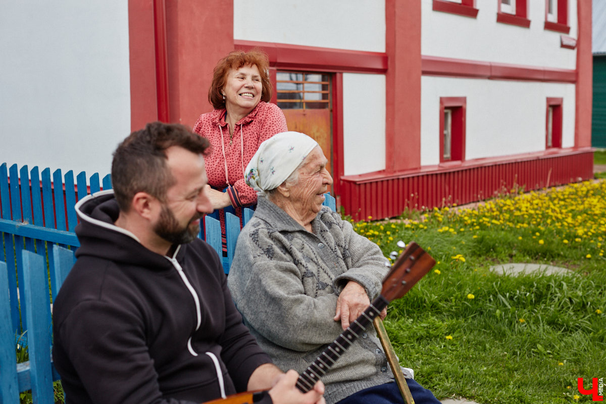 Близ Владимира находится село Суромна. Дойти до него можно пешком, совместив приятную прогулку с полезной экскурсией краеведа. Этот живописный уголок с богатейшей историей определенно достоин внимания, и «Ключ-Медиа» прошелся по старинным улочкам вместе с местной активисткой Жанной Солнцевой.