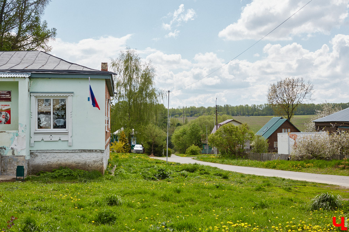 Близ Владимира находится село Суромна. Дойти до него можно пешком, совместив приятную прогулку с полезной экскурсией краеведа. Этот живописный уголок с богатейшей историей определенно достоин внимания, и «Ключ-Медиа» прошелся по старинным улочкам вместе с местной активисткой Жанной Солнцевой.
