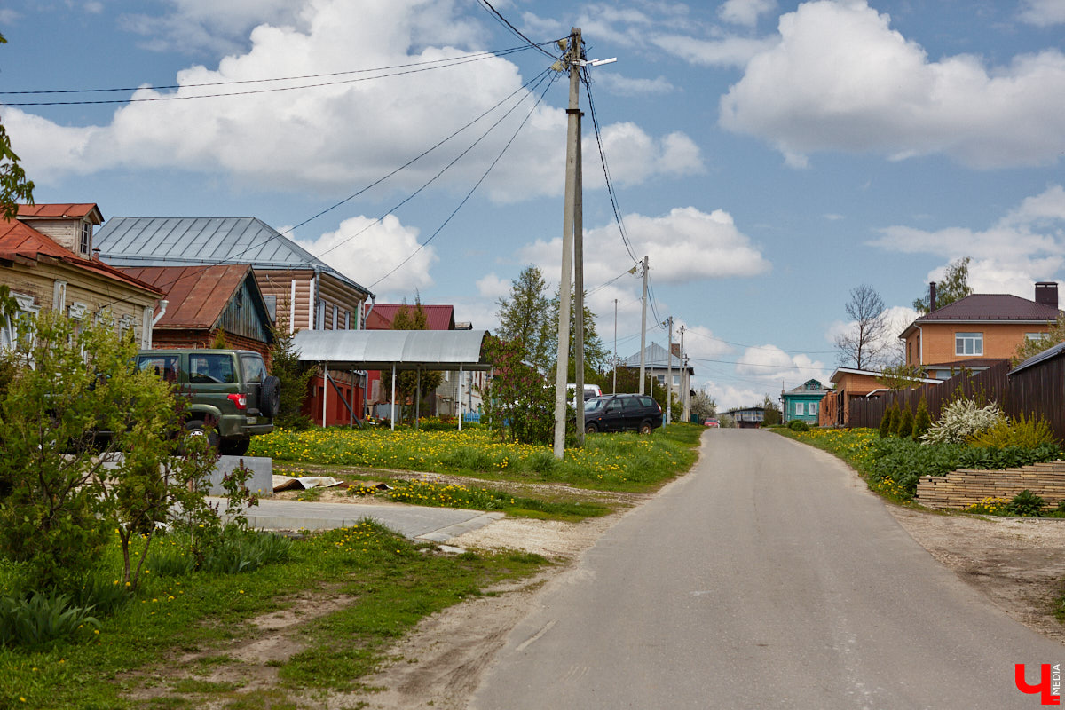 Близ Владимира находится село Суромна. Дойти до него можно пешком, совместив приятную прогулку с полезной экскурсией краеведа. Этот живописный уголок с богатейшей историей определенно достоин внимания, и «Ключ-Медиа» прошелся по старинным улочкам вместе с местной активисткой Жанной Солнцевой.