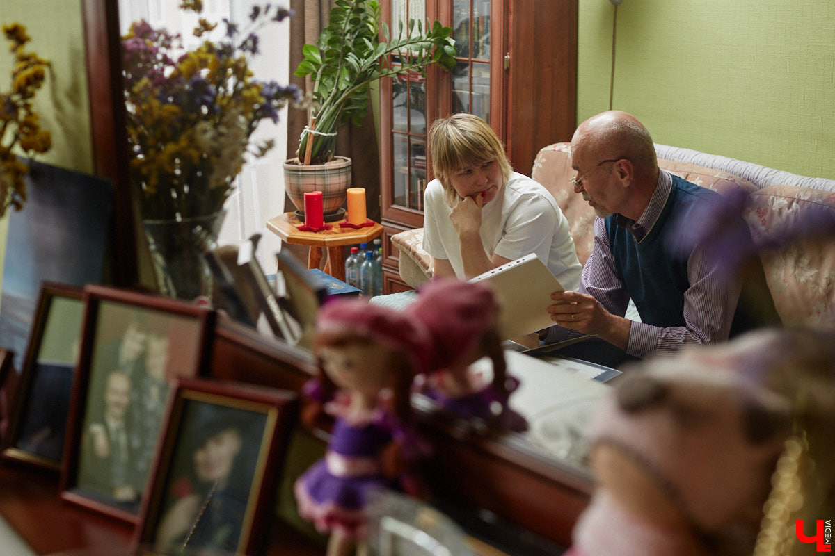 Владимирский филателист Александр Корнилов собирает не только марки, но и конверты, открытки и письма. Есть в его коллекции и специальные знаки почтовой оплаты, выпущенные в разные годы. Однако уникальность собрания заключается в карточках с региональной тематикой. В них отражены имена, события и значимые места, связанные с Владимирской областью. «Ключ-Медиа» внимательно изучил все самое интересное.