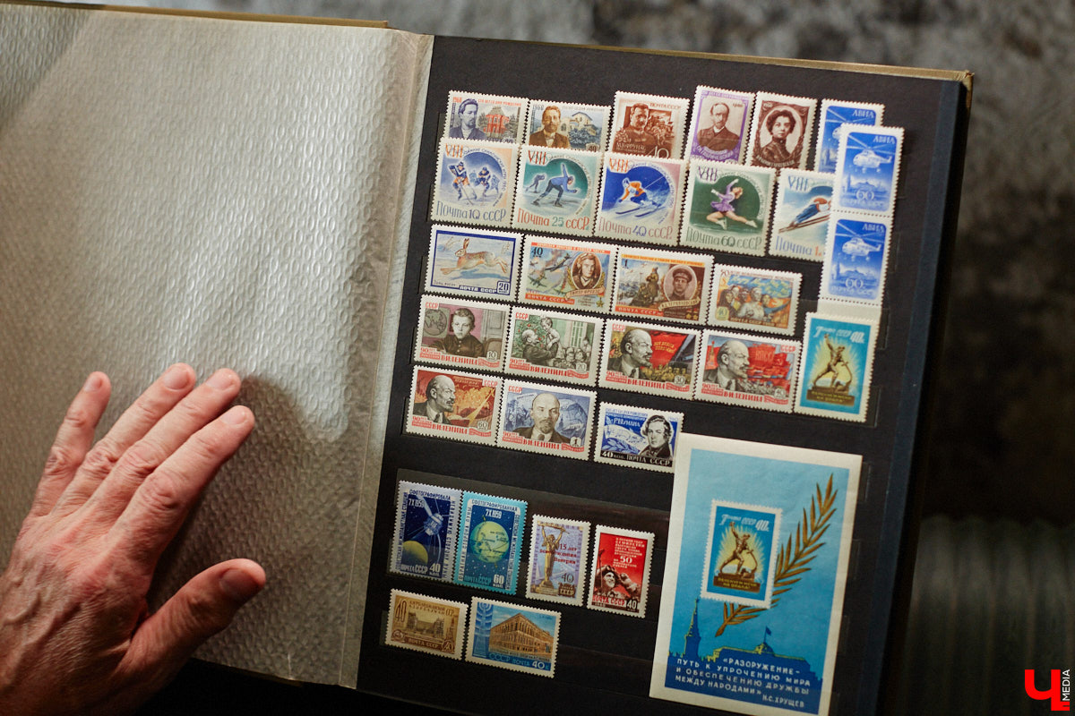 Владимирский филателист Александр Корнилов собирает не только марки, но и конверты, открытки и письма. Есть в его коллекции и специальные знаки почтовой оплаты, выпущенные в разные годы. Однако уникальность собрания заключается в карточках с региональной тематикой. В них отражены имена, события и значимые места, связанные с Владимирской областью. «Ключ-Медиа» внимательно изучил все самое интересное.