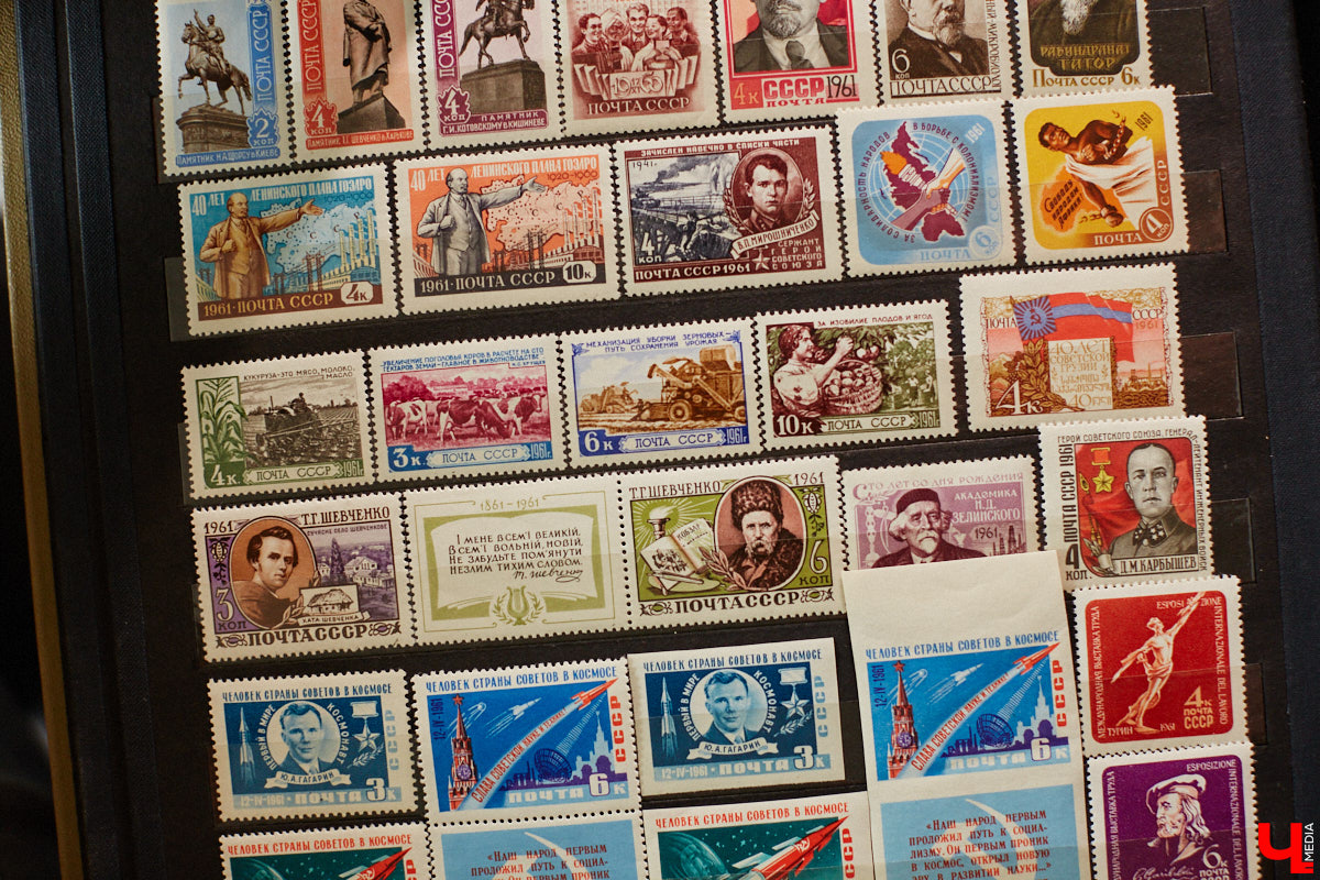 Владимирский филателист Александр Корнилов собирает не только марки, но и конверты, открытки и письма. Есть в его коллекции и специальные знаки почтовой оплаты, выпущенные в разные годы. Однако уникальность собрания заключается в карточках с региональной тематикой. В них отражены имена, события и значимые места, связанные с Владимирской областью. «Ключ-Медиа» внимательно изучил все самое интересное.