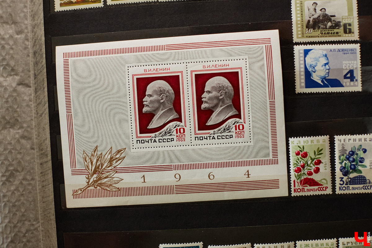 Владимирский филателист Александр Корнилов собирает не только марки, но и конверты, открытки и письма. Есть в его коллекции и специальные знаки почтовой оплаты, выпущенные в разные годы. Однако уникальность собрания заключается в карточках с региональной тематикой. В них отражены имена, события и значимые места, связанные с Владимирской областью. «Ключ-Медиа» внимательно изучил все самое интересное.