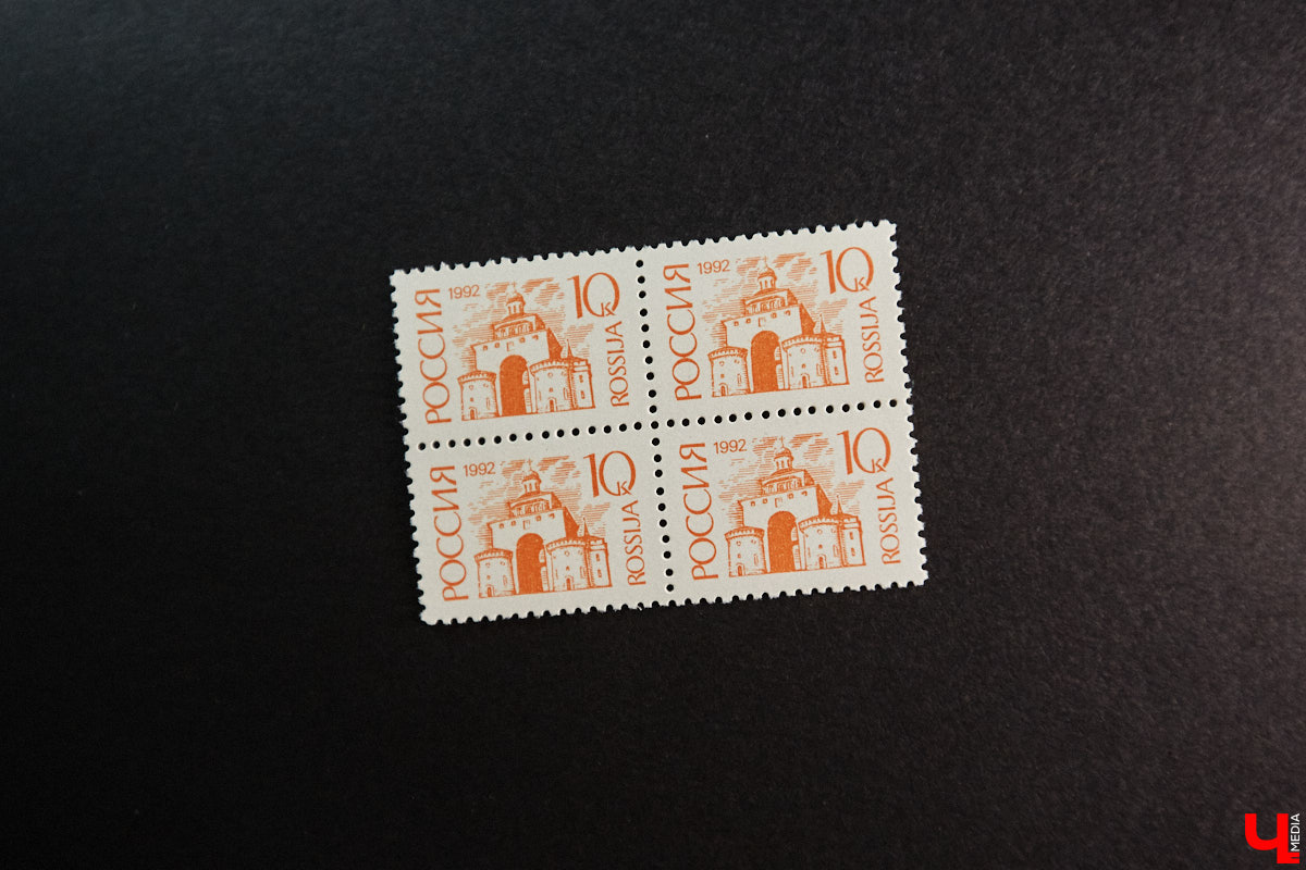 Владимирский филателист Александр Корнилов собирает не только марки, но и конверты, открытки и письма. Есть в его коллекции и специальные знаки почтовой оплаты, выпущенные в разные годы. Однако уникальность собрания заключается в карточках с региональной тематикой. В них отражены имена, события и значимые места, связанные с Владимирской областью. «Ключ-Медиа» внимательно изучил все самое интересное.