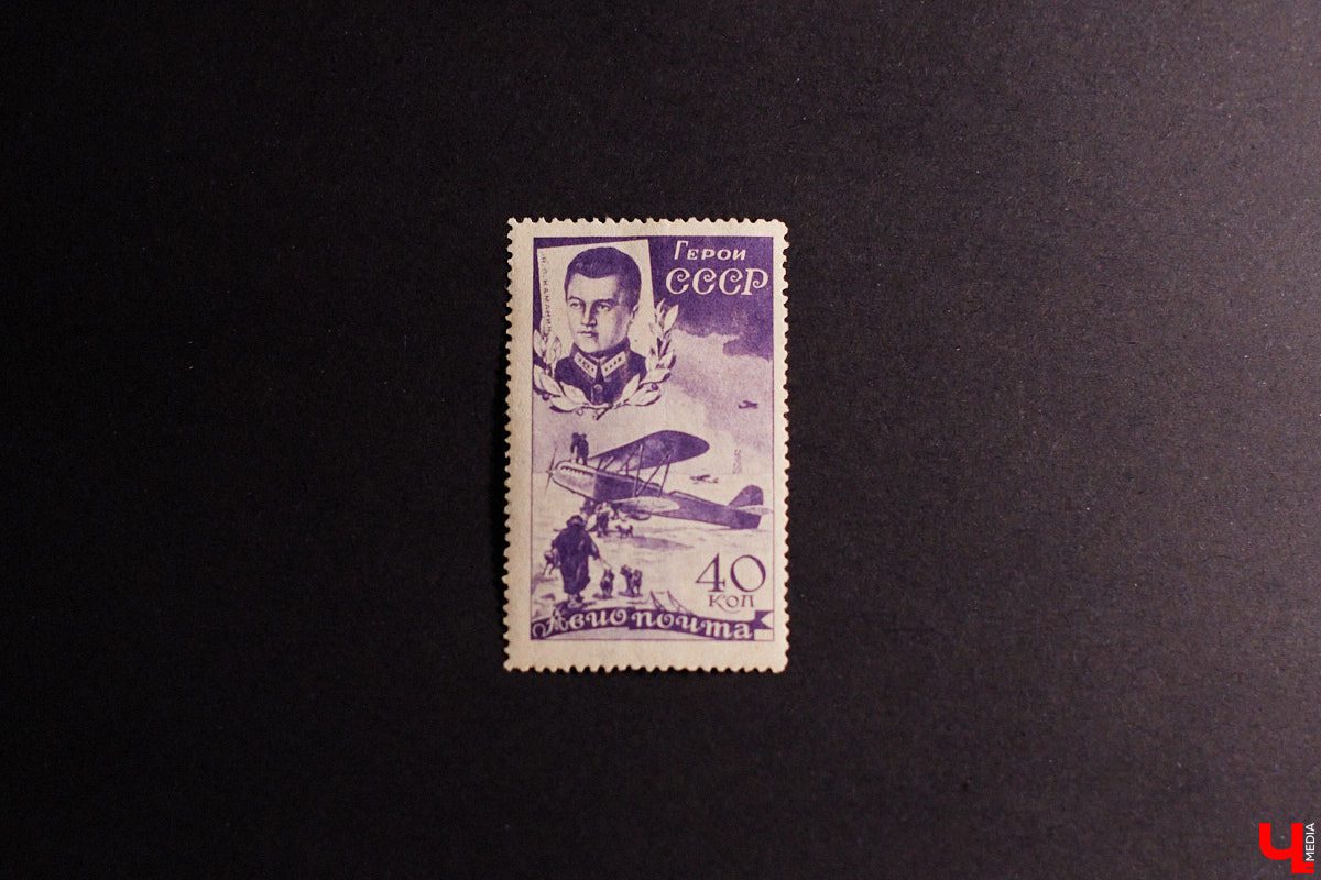 Владимирский филателист Александр Корнилов собирает не только марки, но и конверты, открытки и письма. Есть в его коллекции и специальные знаки почтовой оплаты, выпущенные в разные годы. Однако уникальность собрания заключается в карточках с региональной тематикой. В них отражены имена, события и значимые места, связанные с Владимирской областью. «Ключ-Медиа» внимательно изучил все самое интересное.