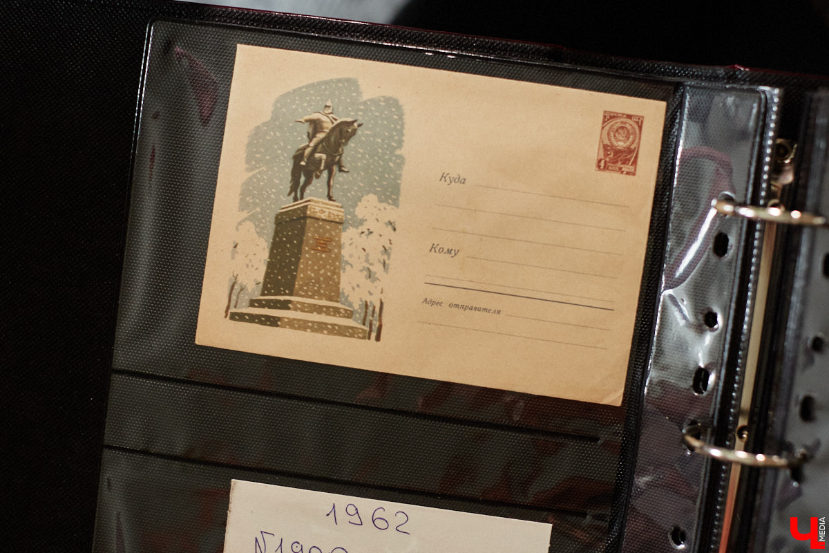 Владимирский филателист Александр Корнилов собирает не только марки, но и конверты, открытки и письма. Есть в его коллекции и специальные знаки почтовой оплаты, выпущенные в разные годы. Однако уникальность собрания заключается в карточках с региональной тематикой. В них отражены имена, события и значимые места, связанные с Владимирской областью. «Ключ-Медиа» внимательно изучил все самое интересное.