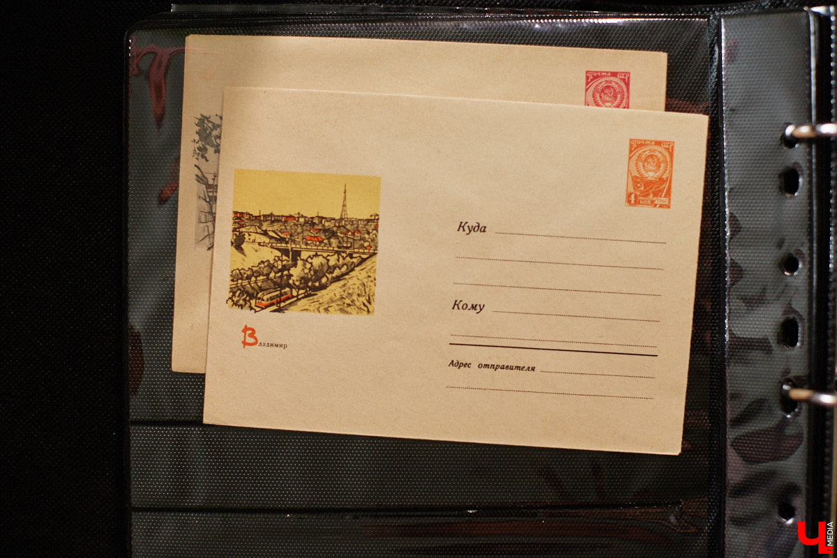 Владимирский филателист Александр Корнилов собирает не только марки, но и конверты, открытки и письма. Есть в его коллекции и специальные знаки почтовой оплаты, выпущенные в разные годы. Однако уникальность собрания заключается в карточках с региональной тематикой. В них отражены имена, события и значимые места, связанные с Владимирской областью. «Ключ-Медиа» внимательно изучил все самое интересное.