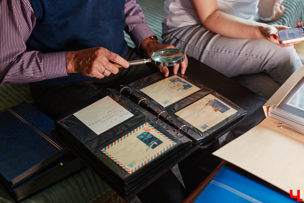 Владимирский филателист Александр Корнилов собирает не только марки, но и конверты, открытки и письма. Есть в его коллекции и специальные знаки почтовой оплаты, выпущенные в разные годы. Однако уникальность собрания заключается в карточках с региональной тематикой. В них отражены имена, события и значимые места, связанные с Владимирской областью. «Ключ-Медиа» внимательно изучил все самое интересное.