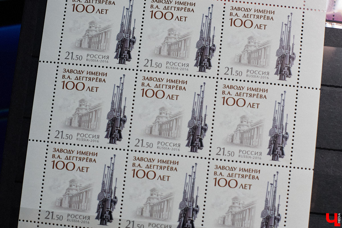 Владимирский филателист Александр Корнилов собирает не только марки, но и конверты, открытки и письма. Есть в его коллекции и специальные знаки почтовой оплаты, выпущенные в разные годы. Однако уникальность собрания заключается в карточках с региональной тематикой. В них отражены имена, события и значимые места, связанные с Владимирской областью. «Ключ-Медиа» внимательно изучил все самое интересное.