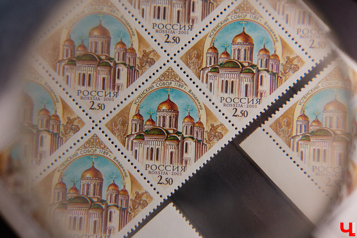 Владимирский филателист Александр Корнилов собирает не только марки, но и конверты, открытки и письма. Есть в его коллекции и специальные знаки почтовой оплаты, выпущенные в разные годы. Однако уникальность собрания заключается в карточках с региональной тематикой. В них отражены имена, события и значимые места, связанные с Владимирской областью. «Ключ-Медиа» внимательно изучил все самое интересное.