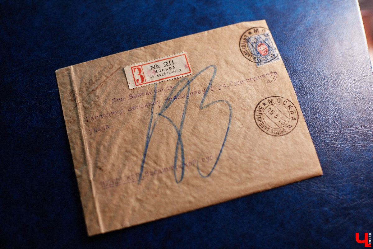 Владимирский филателист Александр Корнилов собирает не только марки, но и конверты, открытки и письма. Есть в его коллекции и специальные знаки почтовой оплаты, выпущенные в разные годы. Однако уникальность собрания заключается в карточках с региональной тематикой. В них отражены имена, события и значимые места, связанные с Владимирской областью. «Ключ-Медиа» внимательно изучил все самое интересное.