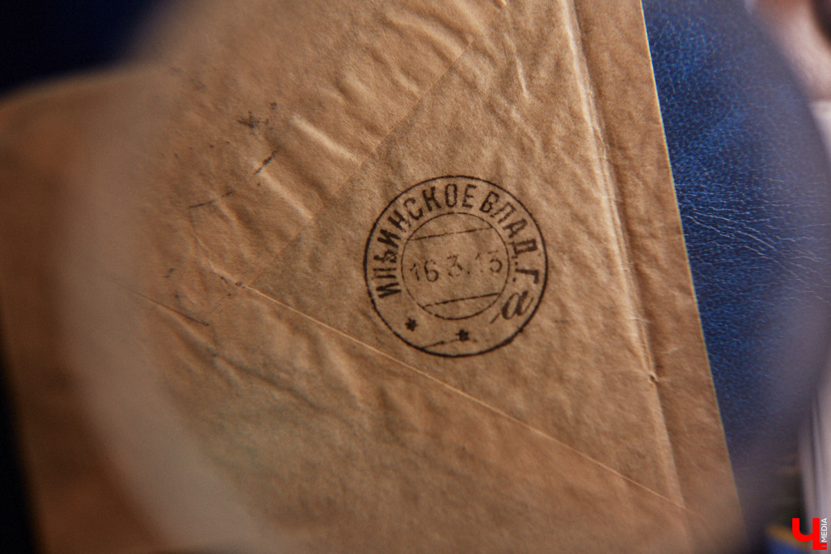 Владимирский филателист Александр Корнилов собирает не только марки, но и конверты, открытки и письма. Есть в его коллекции и специальные знаки почтовой оплаты, выпущенные в разные годы. Однако уникальность собрания заключается в карточках с региональной тематикой. В них отражены имена, события и значимые места, связанные с Владимирской областью. «Ключ-Медиа» внимательно изучил все самое интересное.