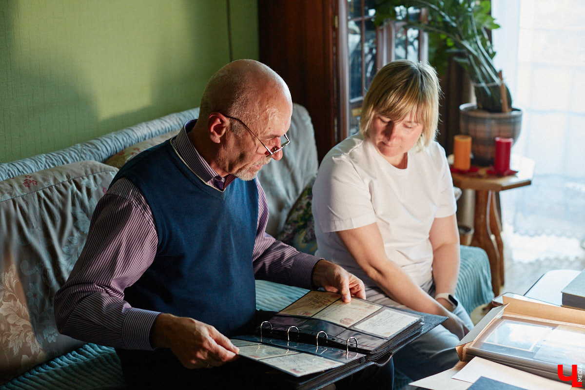 Владимирский филателист Александр Корнилов собирает не только марки, но и конверты, открытки и письма. Есть в его коллекции и специальные знаки почтовой оплаты, выпущенные в разные годы. Однако уникальность собрания заключается в карточках с региональной тематикой. В них отражены имена, события и значимые места, связанные с Владимирской областью. «Ключ-Медиа» внимательно изучил все самое интересное.