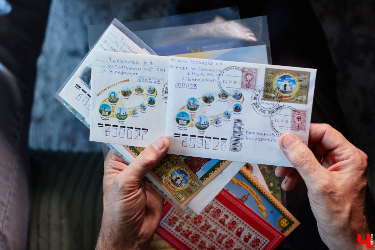 Владимирский филателист Александр Корнилов собирает не только марки, но и конверты, открытки и письма. Есть в его коллекции и специальные знаки почтовой оплаты, выпущенные в разные годы. Однако уникальность собрания заключается в карточках с региональной тематикой. В них отражены имена, события и значимые места, связанные с Владимирской областью. «Ключ-Медиа» внимательно изучил все самое интересное.