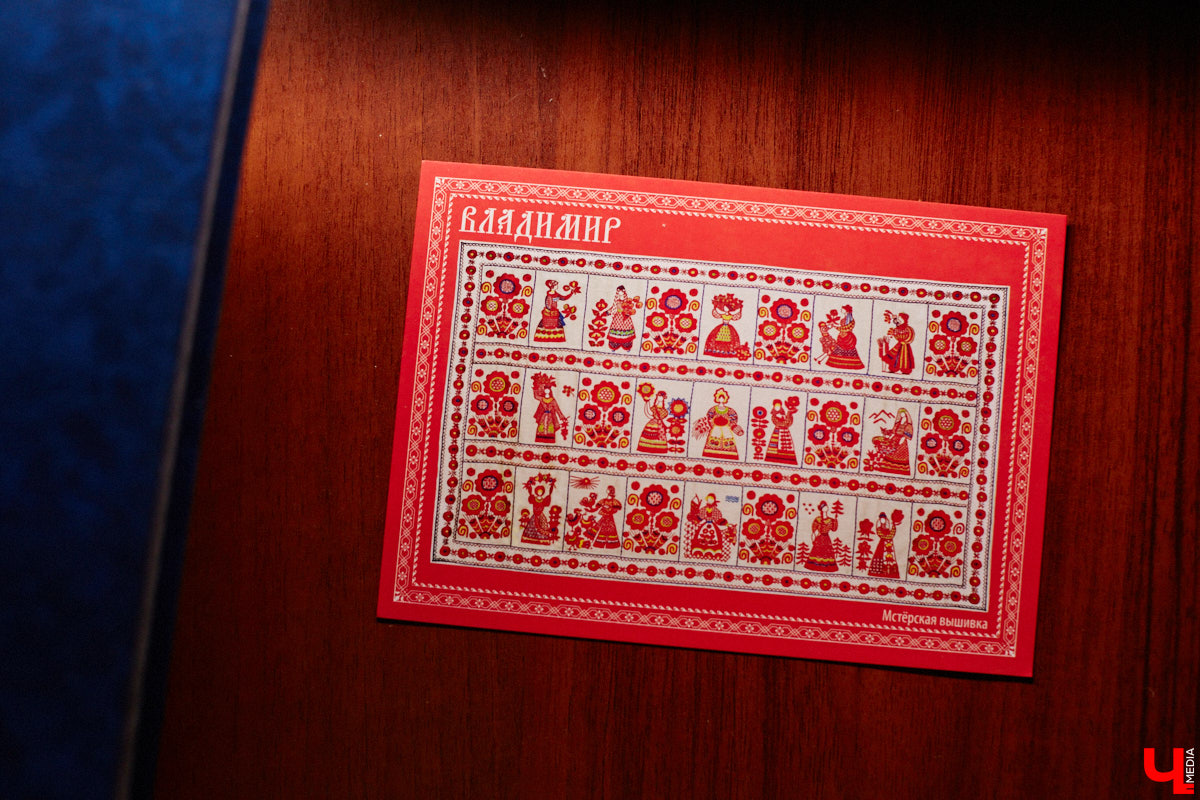 Владимирский филателист Александр Корнилов собирает не только марки, но и конверты, открытки и письма. Есть в его коллекции и специальные знаки почтовой оплаты, выпущенные в разные годы. Однако уникальность собрания заключается в карточках с региональной тематикой. В них отражены имена, события и значимые места, связанные с Владимирской областью. «Ключ-Медиа» внимательно изучил все самое интересное.