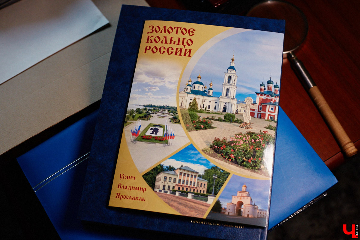 Владимирский филателист Александр Корнилов собирает не только марки, но и конверты, открытки и письма. Есть в его коллекции и специальные знаки почтовой оплаты, выпущенные в разные годы. Однако уникальность собрания заключается в карточках с региональной тематикой. В них отражены имена, события и значимые места, связанные с Владимирской областью. «Ключ-Медиа» внимательно изучил все самое интересное.