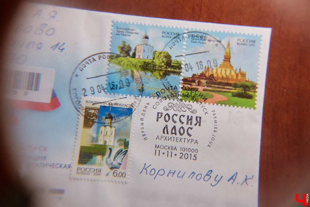 Владимирский филателист Александр Корнилов собирает не только марки, но и конверты, открытки и письма. Есть в его коллекции и специальные знаки почтовой оплаты, выпущенные в разные годы. Однако уникальность собрания заключается в карточках с региональной тематикой. В них отражены имена, события и значимые места, связанные с Владимирской областью. «Ключ-Медиа» внимательно изучил все самое интересное.