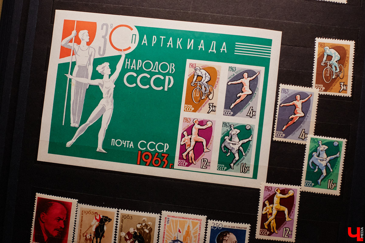 Владимирский филателист Александр Корнилов собирает не только марки, но и конверты, открытки и письма. Есть в его коллекции и специальные знаки почтовой оплаты, выпущенные в разные годы. Однако уникальность собрания заключается в карточках с региональной тематикой. В них отражены имена, события и значимые места, связанные с Владимирской областью. «Ключ-Медиа» внимательно изучил все самое интересное.