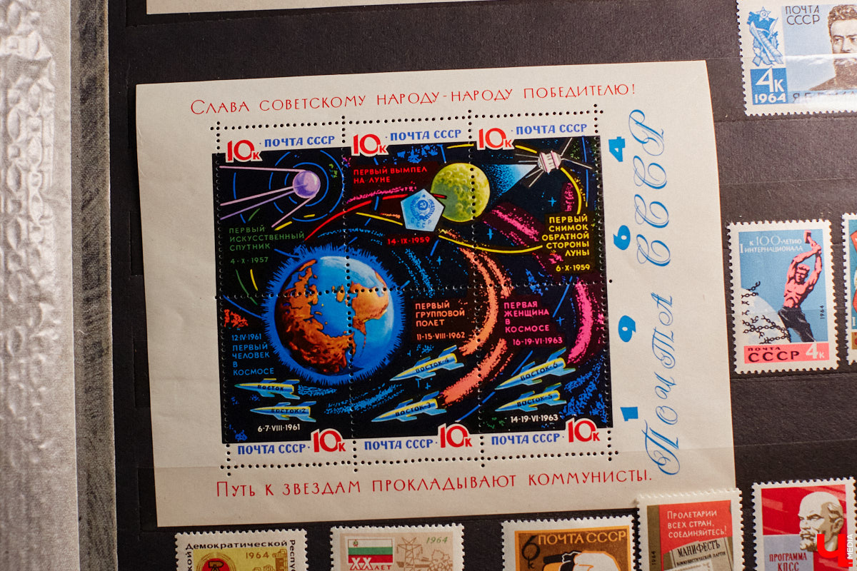 Владимирский филателист Александр Корнилов собирает не только марки, но и конверты, открытки и письма. Есть в его коллекции и специальные знаки почтовой оплаты, выпущенные в разные годы. Однако уникальность собрания заключается в карточках с региональной тематикой. В них отражены имена, события и значимые места, связанные с Владимирской областью. «Ключ-Медиа» внимательно изучил все самое интересное.