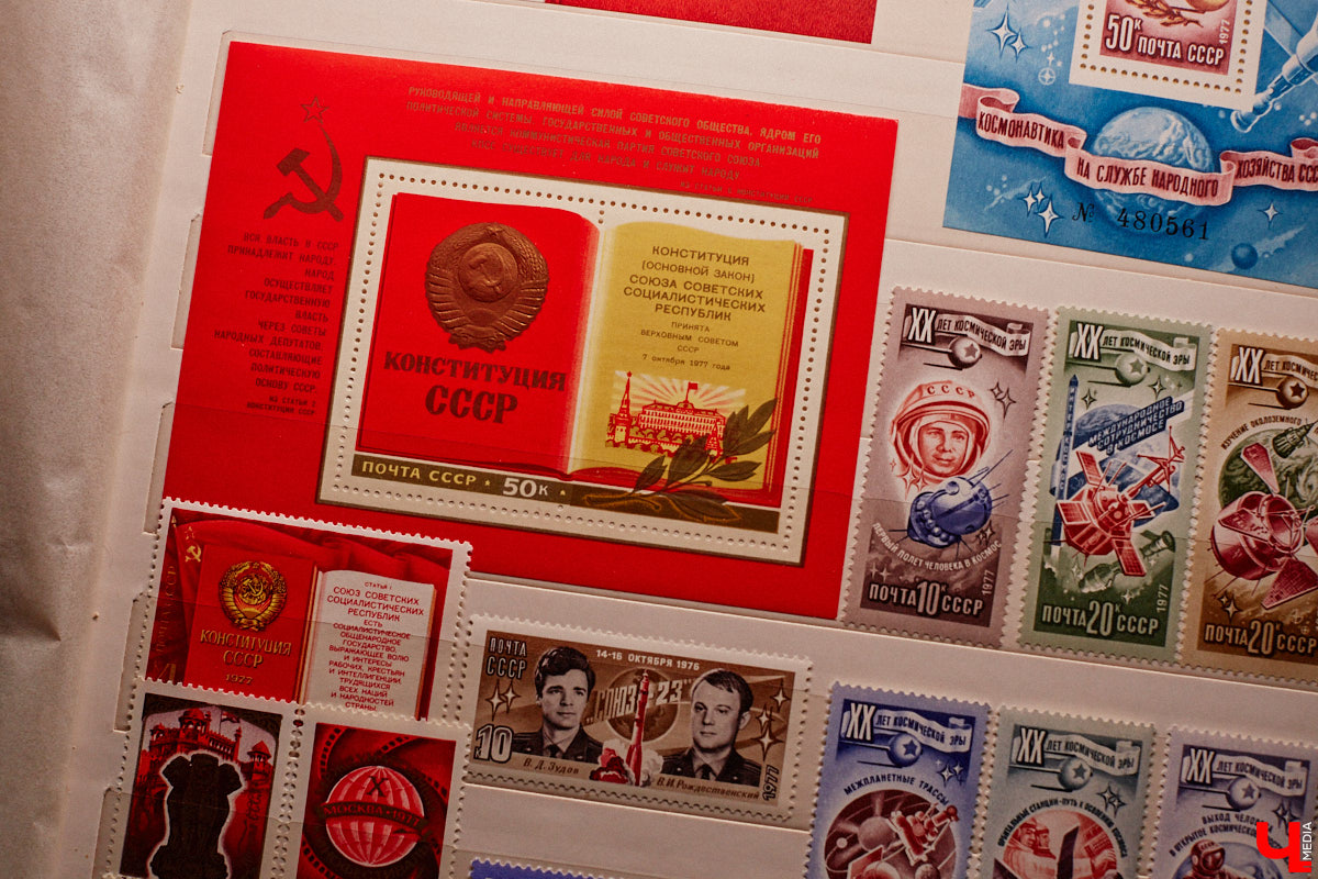 Владимирский филателист Александр Корнилов собирает не только марки, но и конверты, открытки и письма. Есть в его коллекции и специальные знаки почтовой оплаты, выпущенные в разные годы. Однако уникальность собрания заключается в карточках с региональной тематикой. В них отражены имена, события и значимые места, связанные с Владимирской областью. «Ключ-Медиа» внимательно изучил все самое интересное.