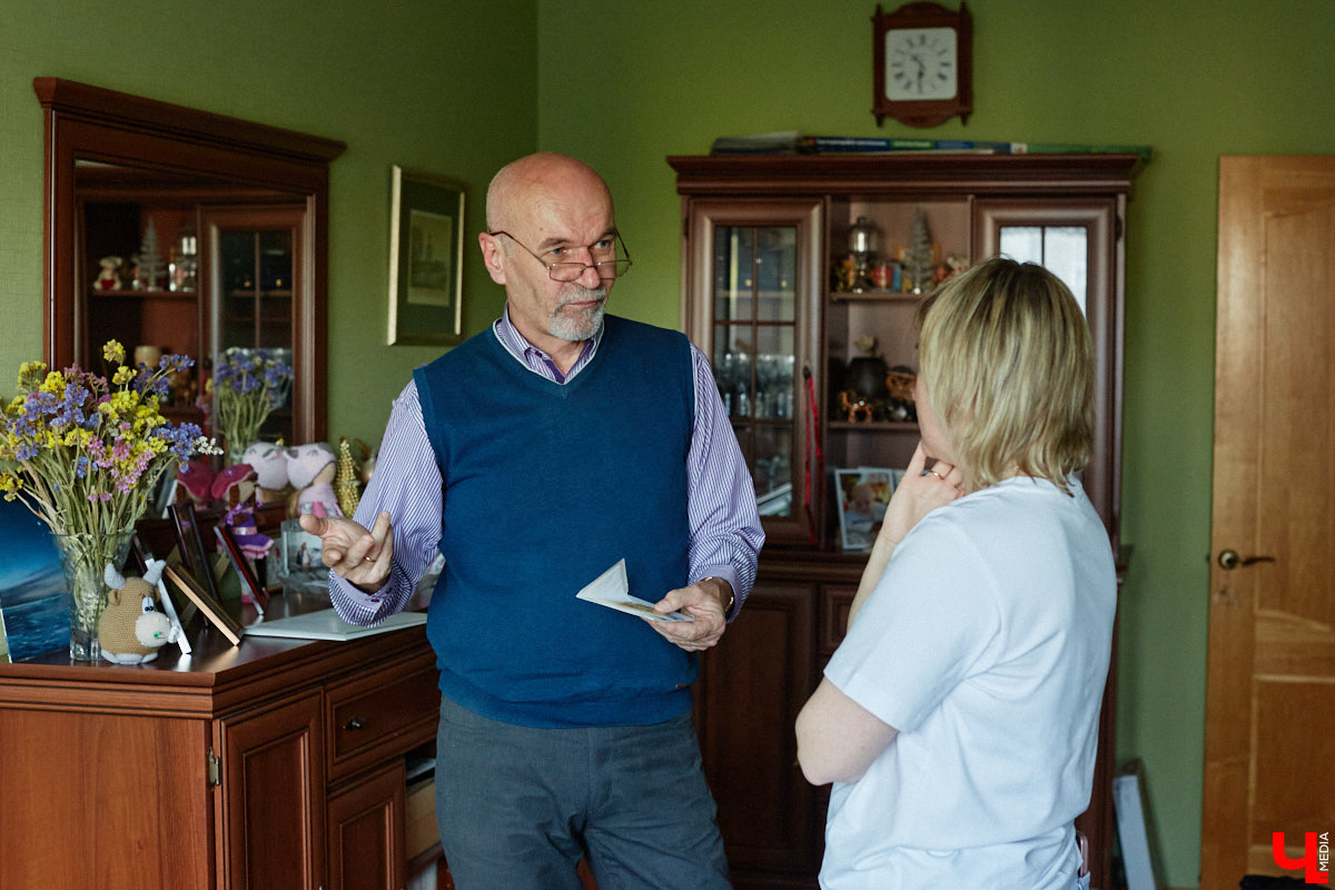 Владимирский филателист Александр Корнилов собирает не только марки, но и конверты, открытки и письма. Есть в его коллекции и специальные знаки почтовой оплаты, выпущенные в разные годы. Однако уникальность собрания заключается в карточках с региональной тематикой. В них отражены имена, события и значимые места, связанные с Владимирской областью. «Ключ-Медиа» внимательно изучил все самое интересное.