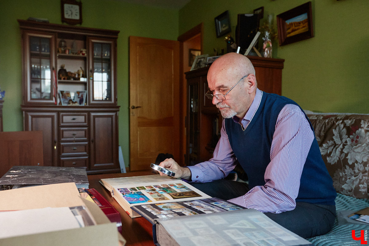 Владимирский филателист Александр Корнилов собирает не только марки, но и конверты, открытки и письма. Есть в его коллекции и специальные знаки почтовой оплаты, выпущенные в разные годы. Однако уникальность собрания заключается в карточках с региональной тематикой. В них отражены имена, события и значимые места, связанные с Владимирской областью. «Ключ-Медиа» внимательно изучил все самое интересное.