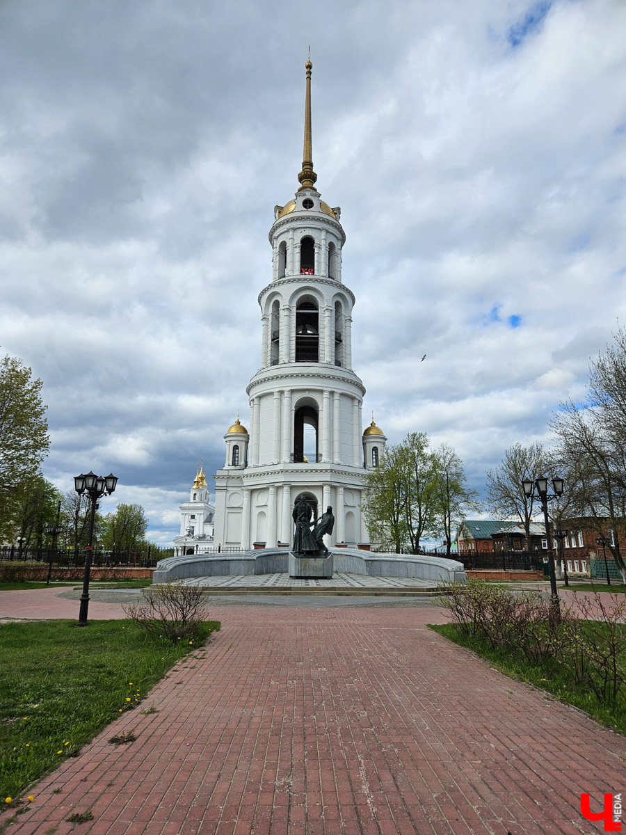 Шуя — небольшой городок всего в паре часов езды от Владимира. Но найдется ли там экзотика, достойная внимания взыскательного туриста? Особенно если на всё про всё сутки. Мы проверили и уверенно отвечаем: «Да!» Возможно, подобное путешествие выходного дня вдохновит и наших читателей.