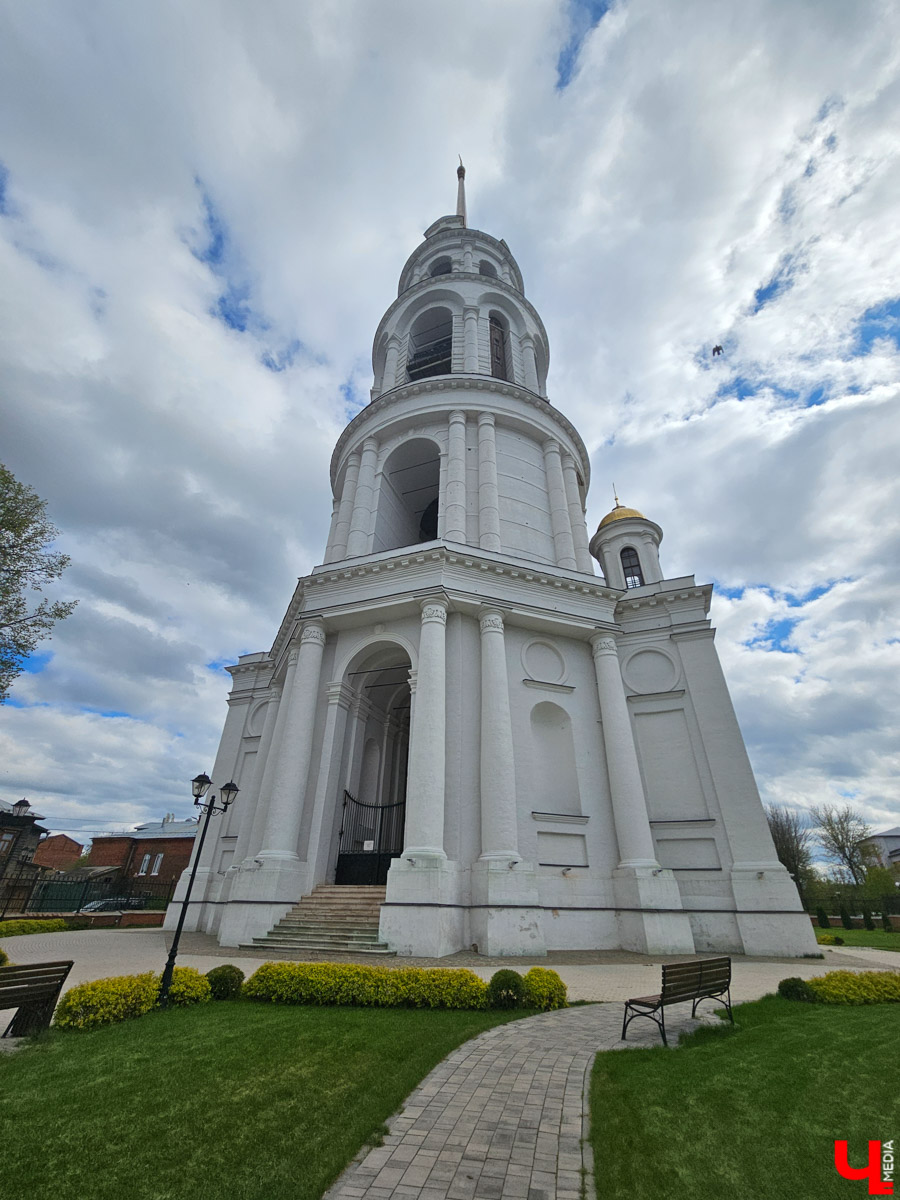 Шуя — небольшой городок всего в паре часов езды от Владимира. Но найдется ли там экзотика, достойная внимания взыскательного туриста? Особенно если на всё про всё сутки. Мы проверили и уверенно отвечаем: «Да!» Возможно, подобное путешествие выходного дня вдохновит и наших читателей.