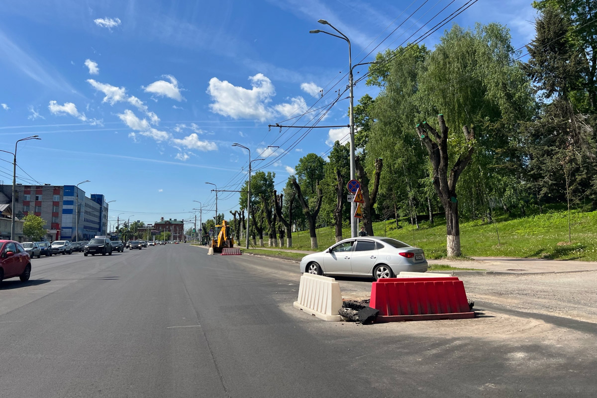 Во Владимире начали активно ремонтировать городские дороги. В 2025 году почти за 300 миллионов рублей приведут в порядок как минимум полтора десятка участков: от центральных магистралей до покрытия между домами. Достаточно ли этих усилий? «Ключ-Медиа» задал такой вопрос владимирским водителям.