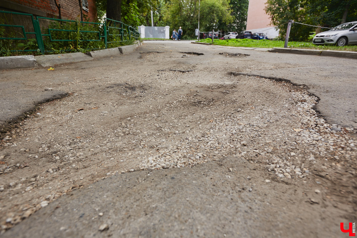 Во Владимире начали активно ремонтировать городские дороги. В 2025 году почти за 300 миллионов рублей приведут в порядок как минимум полтора десятка участков: от центральных магистралей до покрытия между домами. Достаточно ли этих усилий? «Ключ-Медиа» задал такой вопрос владимирским водителям.