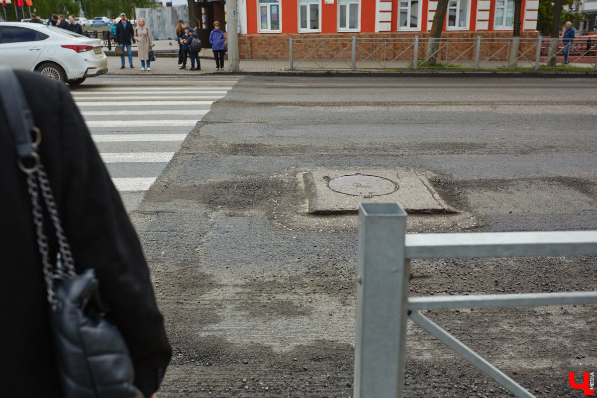 Во Владимире начали активно ремонтировать городские дороги. В 2025 году почти за 300 миллионов рублей приведут в порядок как минимум полтора десятка участков: от центральных магистралей до покрытия между домами. Достаточно ли этих усилий? «Ключ-Медиа» задал такой вопрос владимирским водителям.