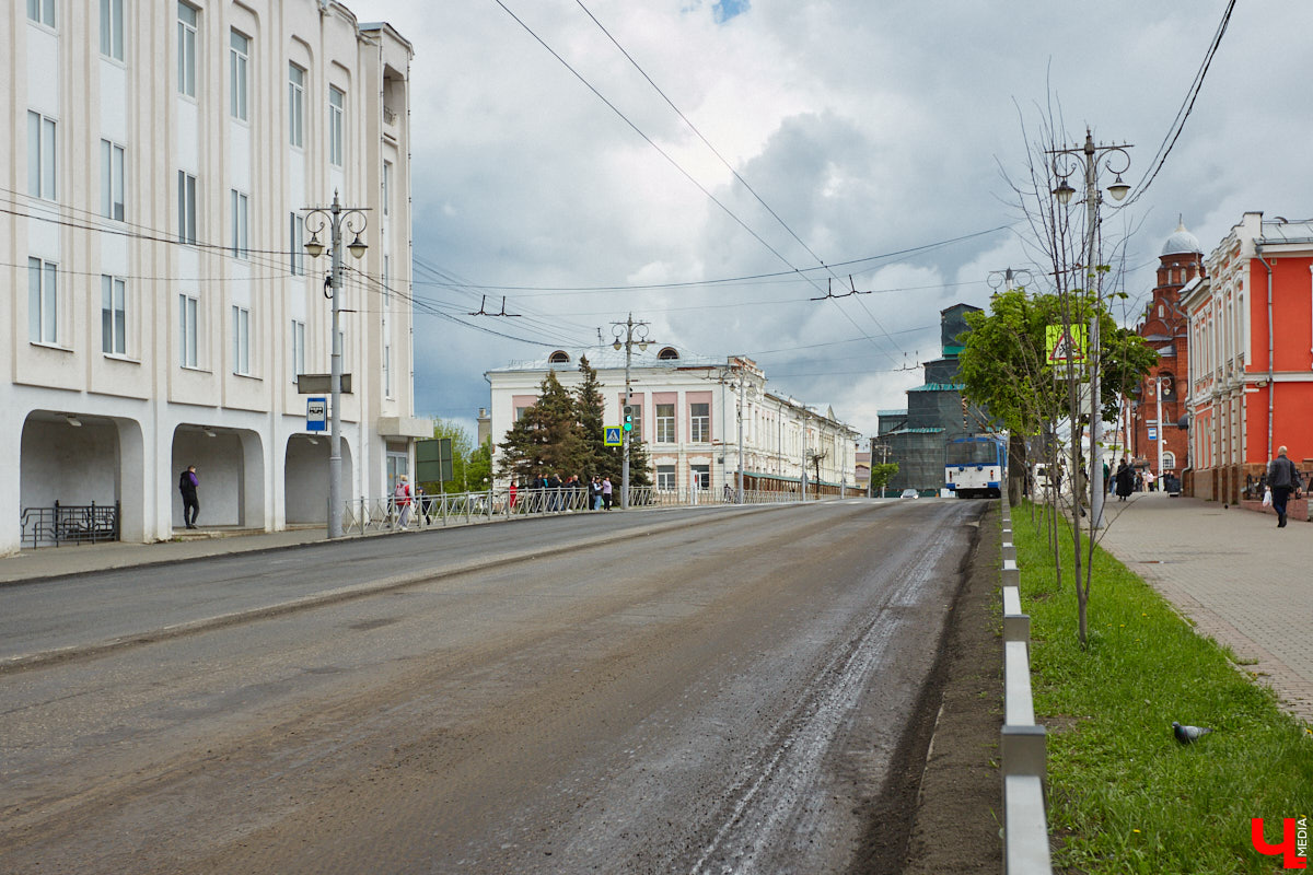Во Владимире начали активно ремонтировать городские дороги. В 2025 году почти за 300 миллионов рублей приведут в порядок как минимум полтора десятка участков: от центральных магистралей до покрытия между домами. Достаточно ли этих усилий? «Ключ-Медиа» задал такой вопрос владимирским водителям.