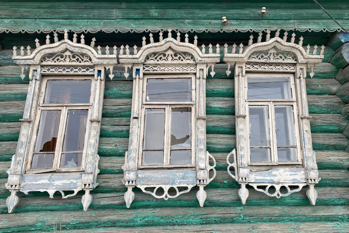 Вязники — чудесный город на холмах, родина поэта-песенника Алексея Фатьянова, край вишневых садов. А еще там немало удивительно красивых домов, на окнах которых нанесены старинные обереги. Какие символы размещали на своих жилищах вязниковские мастера, как трансформировалась местная резьба и что ее отличает? «Ключ-Медиа» собрал наблюдения по итогам двух весенних экспедиций.