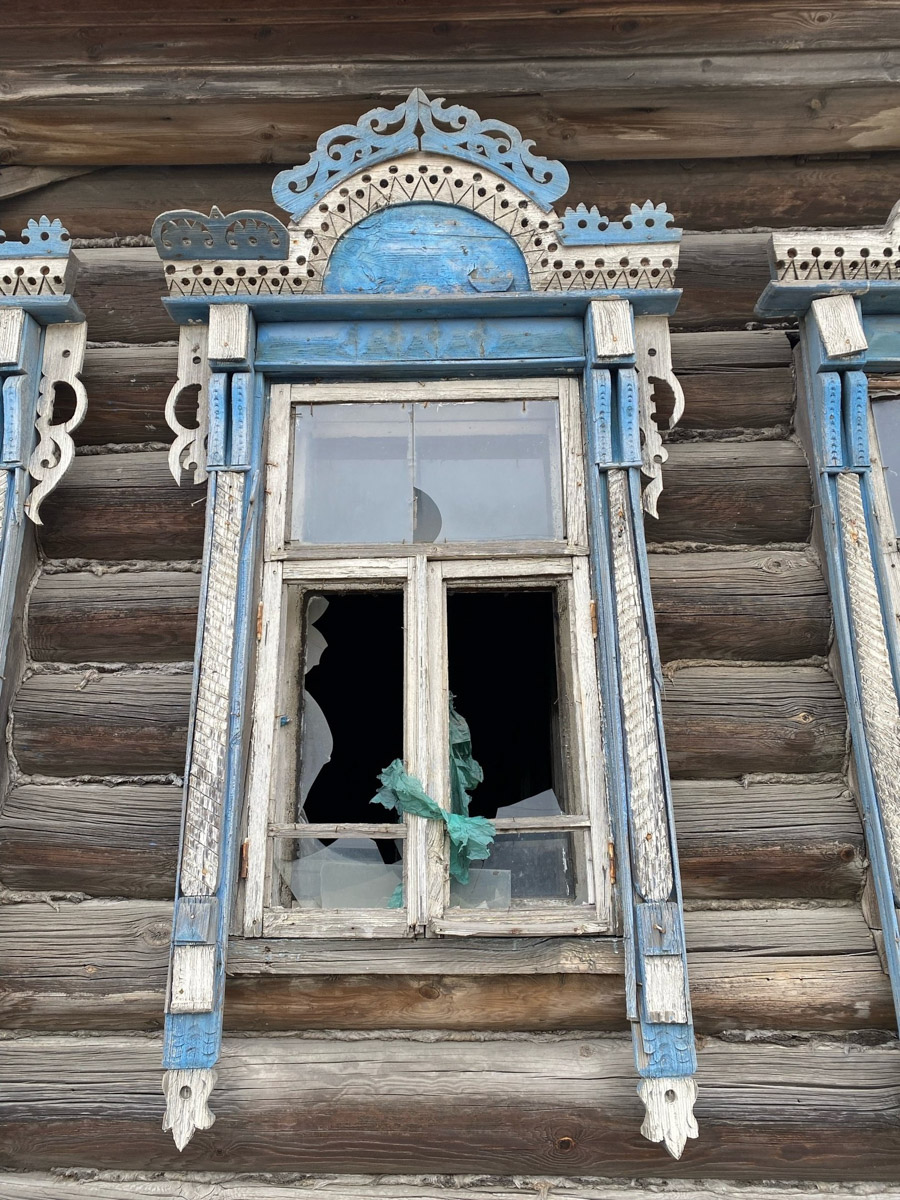 Вязники — чудесный город на холмах, родина поэта-песенника Алексея Фатьянова, край вишневых садов. А еще там немало удивительно красивых домов, на окнах которых нанесены старинные обереги. Какие символы размещали на своих жилищах вязниковские мастера, как трансформировалась местная резьба и что ее отличает? «Ключ-Медиа» собрал наблюдения по итогам двух весенних экспедиций.