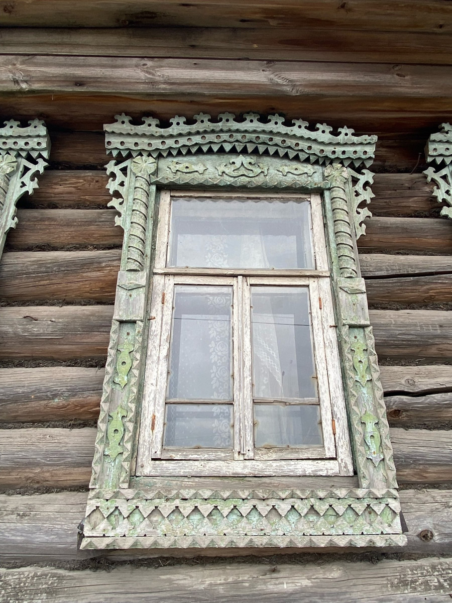 Вязники — чудесный город на холмах, родина поэта-песенника Алексея Фатьянова, край вишневых садов. А еще там немало удивительно красивых домов, на окнах которых нанесены старинные обереги. Какие символы размещали на своих жилищах вязниковские мастера, как трансформировалась местная резьба и что ее отличает? «Ключ-Медиа» собрал наблюдения по итогам двух весенних экспедиций.