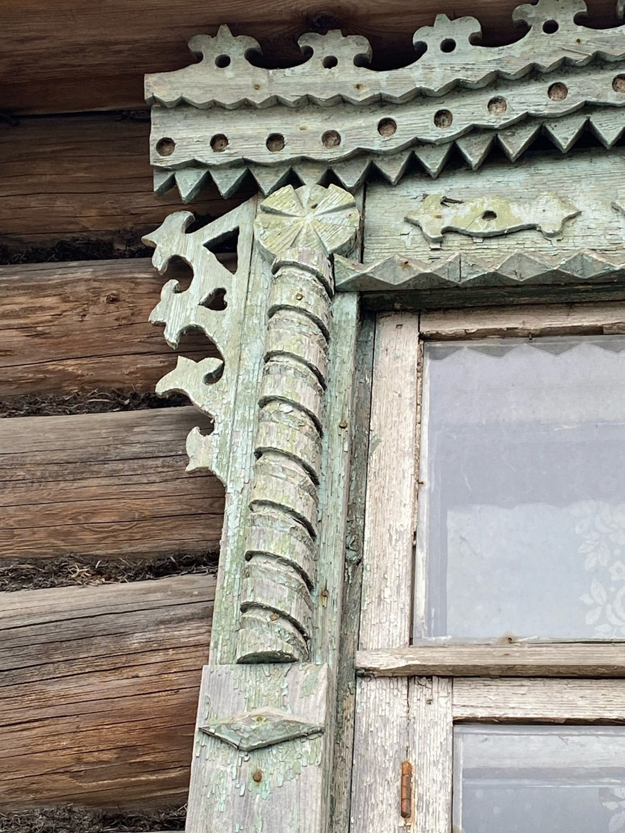 Вязники — чудесный город на холмах, родина поэта-песенника Алексея Фатьянова, край вишневых садов. А еще там немало удивительно красивых домов, на окнах которых нанесены старинные обереги. Какие символы размещали на своих жилищах вязниковские мастера, как трансформировалась местная резьба и что ее отличает? «Ключ-Медиа» собрал наблюдения по итогам двух весенних экспедиций.