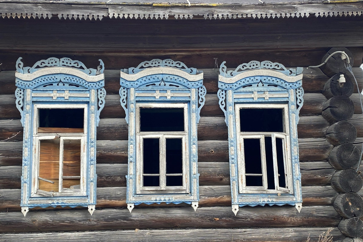 Вязники — чудесный город на холмах, родина поэта-песенника Алексея Фатьянова, край вишневых садов. А еще там немало удивительно красивых домов, на окнах которых нанесены старинные обереги. Какие символы размещали на своих жилищах вязниковские мастера, как трансформировалась местная резьба и что ее отличает? «Ключ-Медиа» собрал наблюдения по итогам двух весенних экспедиций.