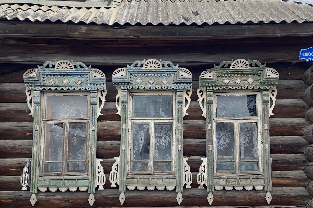 Вязники — чудесный город на холмах, родина поэта-песенника Алексея Фатьянова, край вишневых садов. А еще там немало удивительно красивых домов, на окнах которых нанесены старинные обереги. Какие символы размещали на своих жилищах вязниковские мастера, как трансформировалась местная резьба и что ее отличает? «Ключ-Медиа» собрал наблюдения по итогам двух весенних экспедиций.