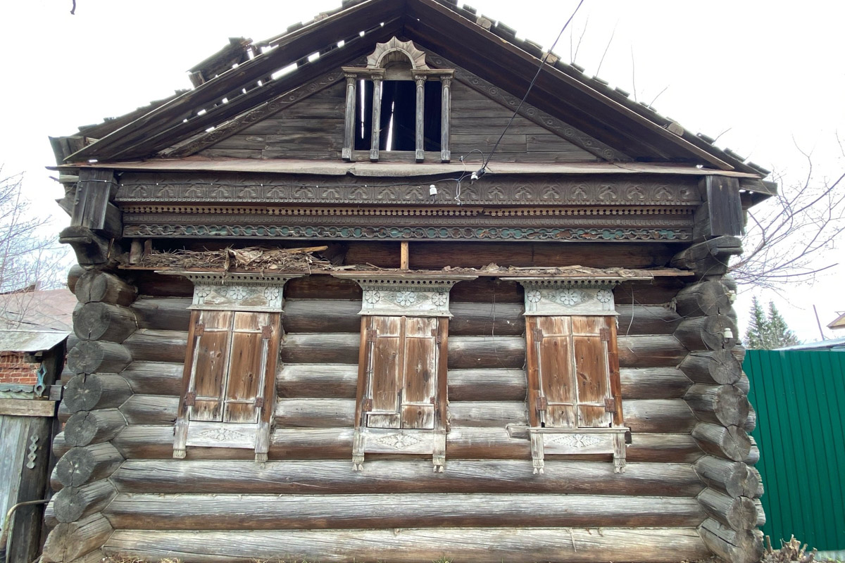 Вязники — чудесный город на холмах, родина поэта-песенника Алексея Фатьянова, край вишневых садов. А еще там немало удивительно красивых домов, на окнах которых нанесены старинные обереги. Какие символы размещали на своих жилищах вязниковские мастера, как трансформировалась местная резьба и что ее отличает? «Ключ-Медиа» собрал наблюдения по итогам двух весенних экспедиций.