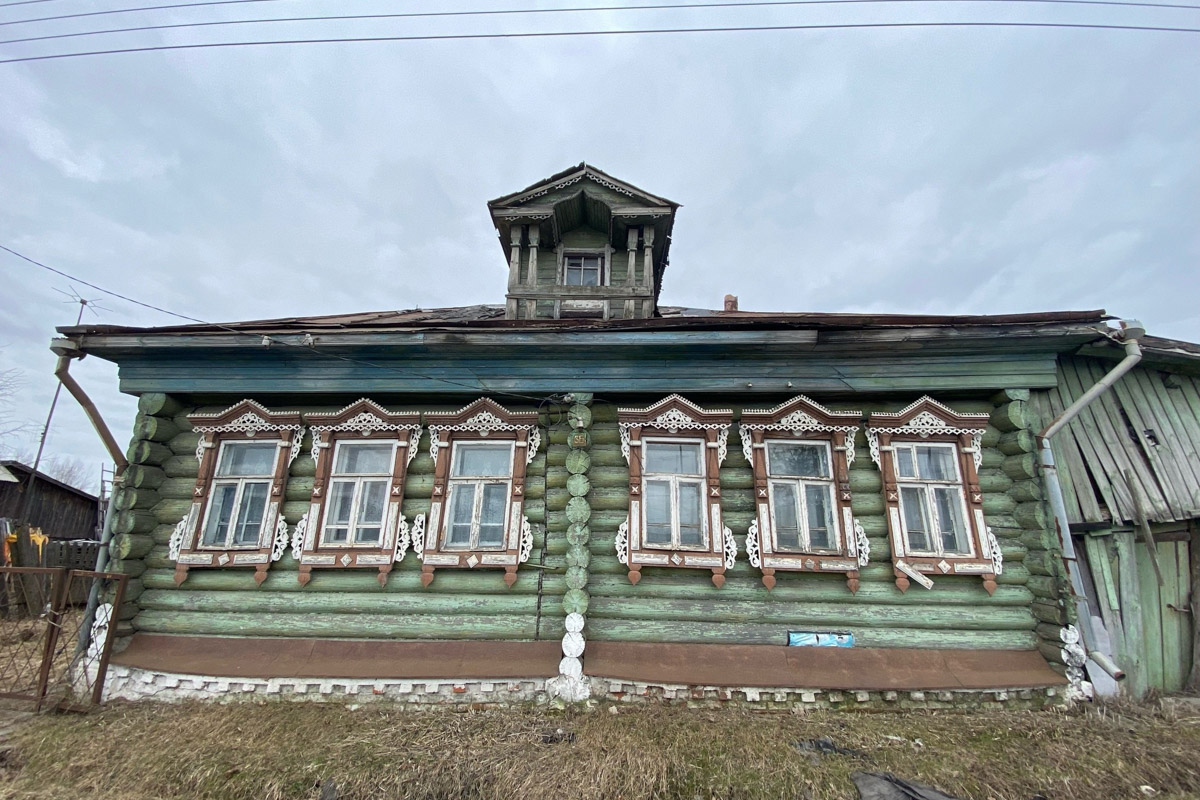 Вязники — чудесный город на холмах, родина поэта-песенника Алексея Фатьянова, край вишневых садов. А еще там немало удивительно красивых домов, на окнах которых нанесены старинные обереги. Какие символы размещали на своих жилищах вязниковские мастера, как трансформировалась местная резьба и что ее отличает? «Ключ-Медиа» собрал наблюдения по итогам двух весенних экспедиций.