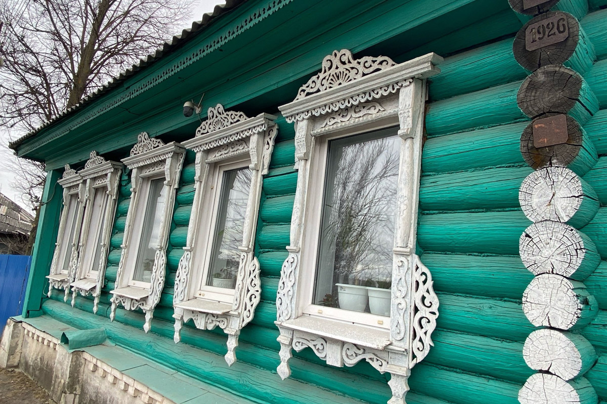 Вязники — чудесный город на холмах, родина поэта-песенника Алексея Фатьянова, край вишневых садов. А еще там немало удивительно красивых домов, на окнах которых нанесены старинные обереги. Какие символы размещали на своих жилищах вязниковские мастера, как трансформировалась местная резьба и что ее отличает? «Ключ-Медиа» собрал наблюдения по итогам двух весенних экспедиций.